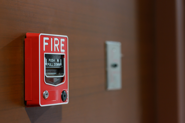 Proteção inteligente contra incêndios em empresas com sistemas de prevenção e combate